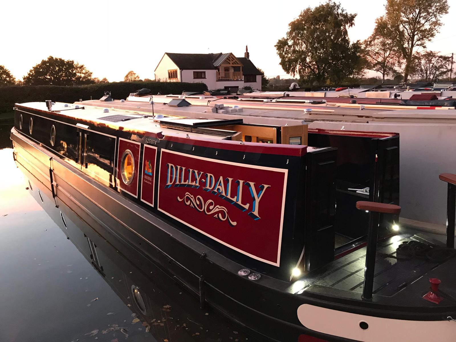 Completed Narrowboat Exterior and Paintwork by Midway Boats Group.