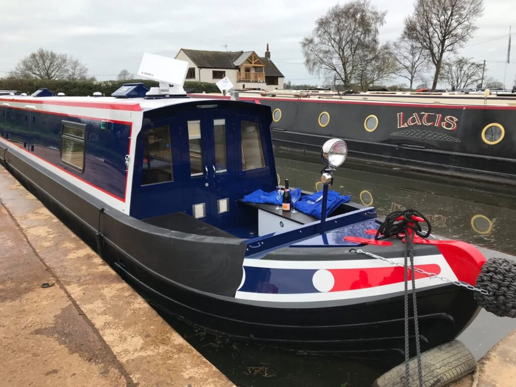 Completed Narrowboat Exterior and Paintwork by Midway Boats Group.