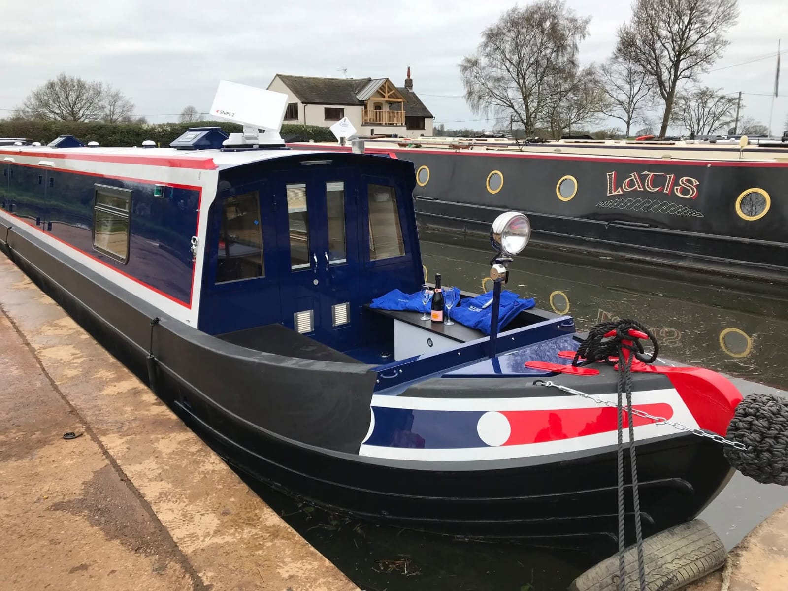 Completed Narrowboat Exterior and Paintwork by Midway Boats Group.