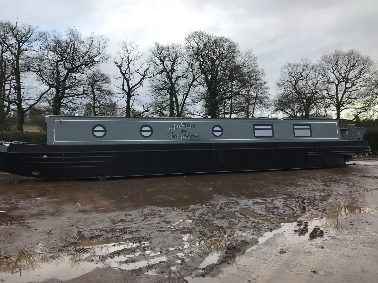 Completed Narrowboat Exterior and Paintwork by Midway Boats Group.