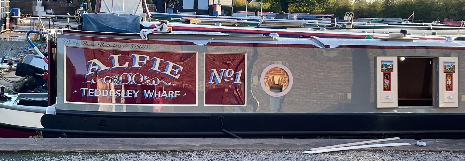 Completed Narrowboat Exterior and Paintwork by Midway Boats Group.
