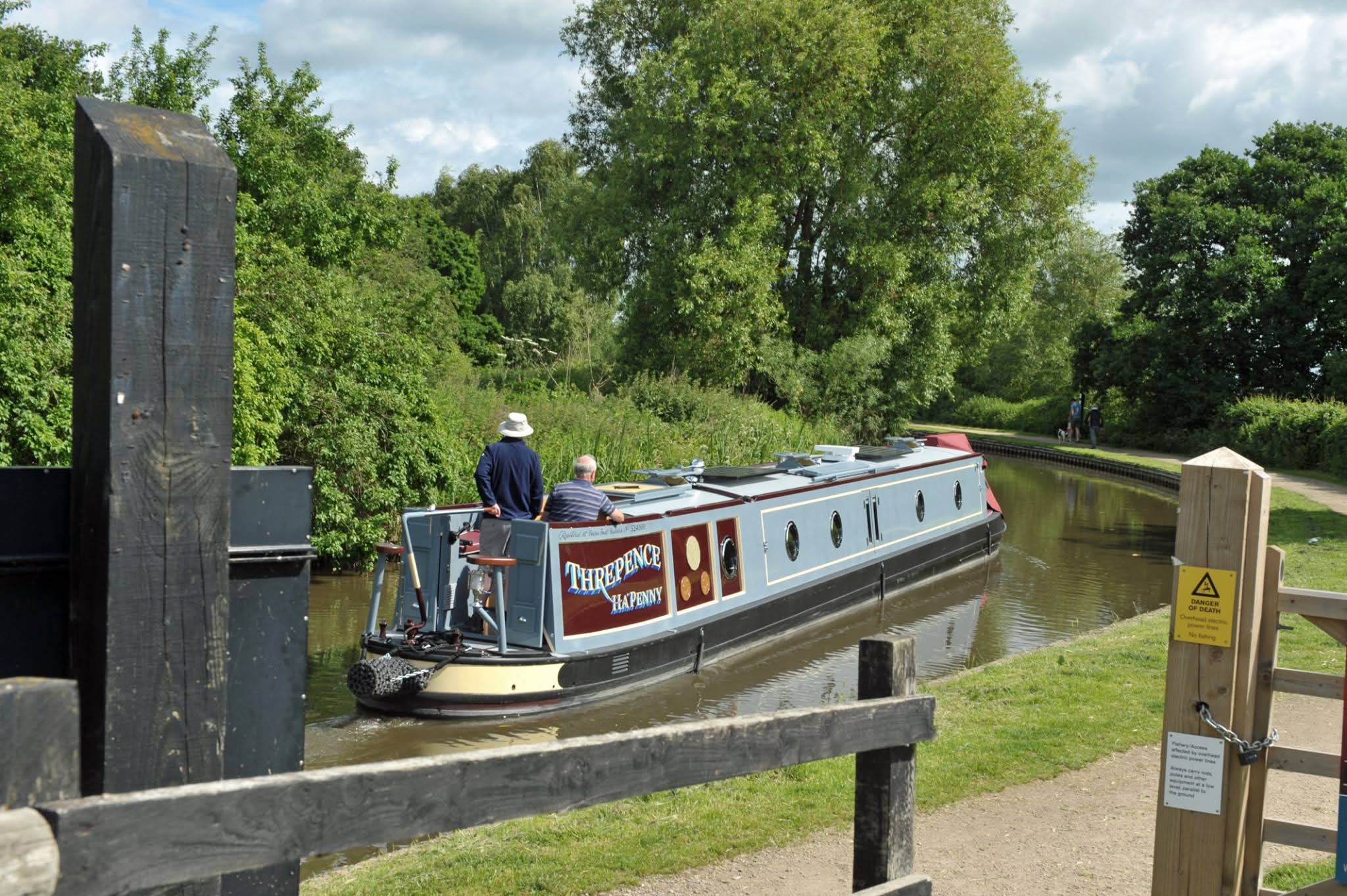 Completed Narrowboat Exterior and Paintwork by Midway Boats Group.