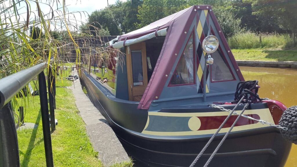 Completed Narrowboat Exterior and Paintwork by Midway Boats Group.