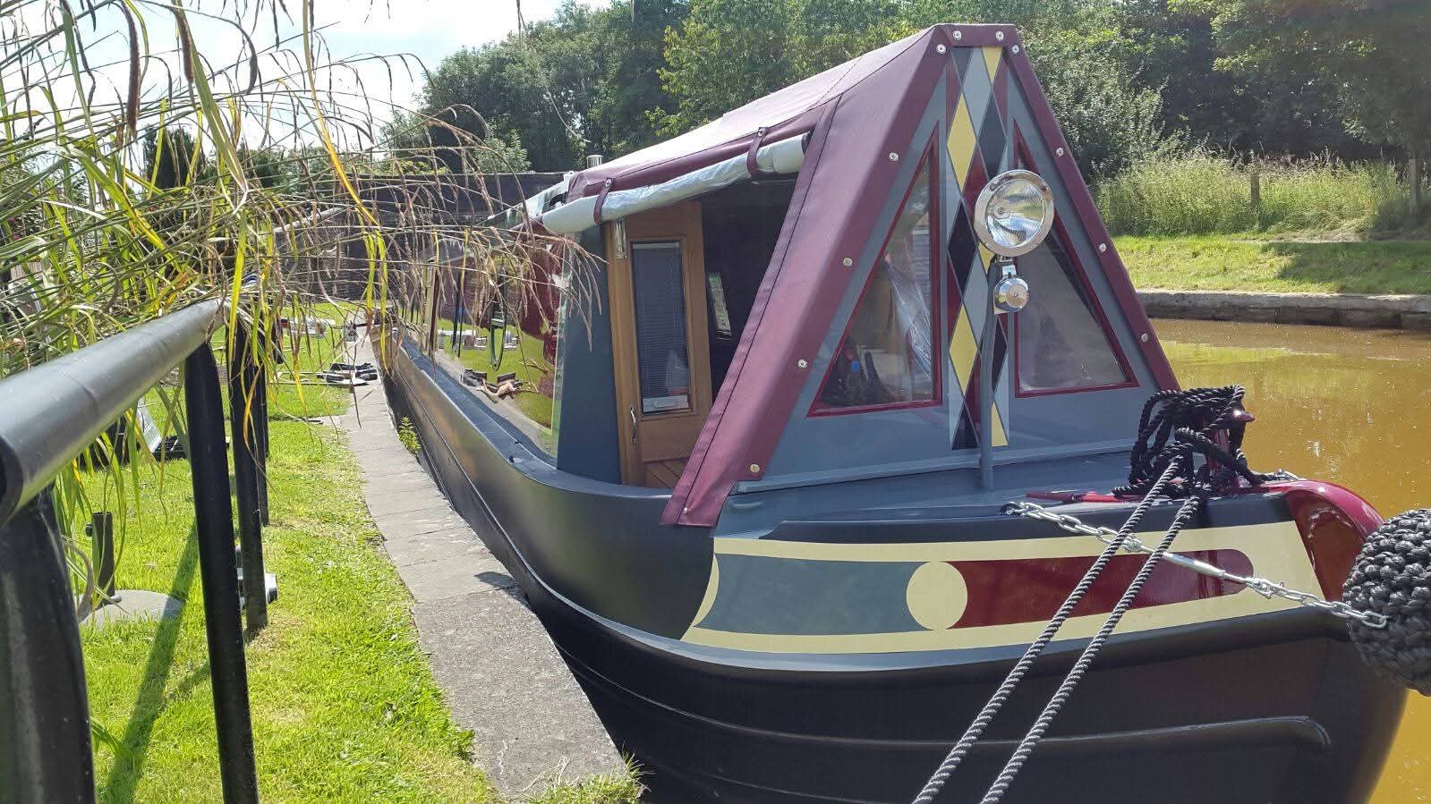 Completed Narrowboat Exterior and Paintwork by Midway Boats Group.