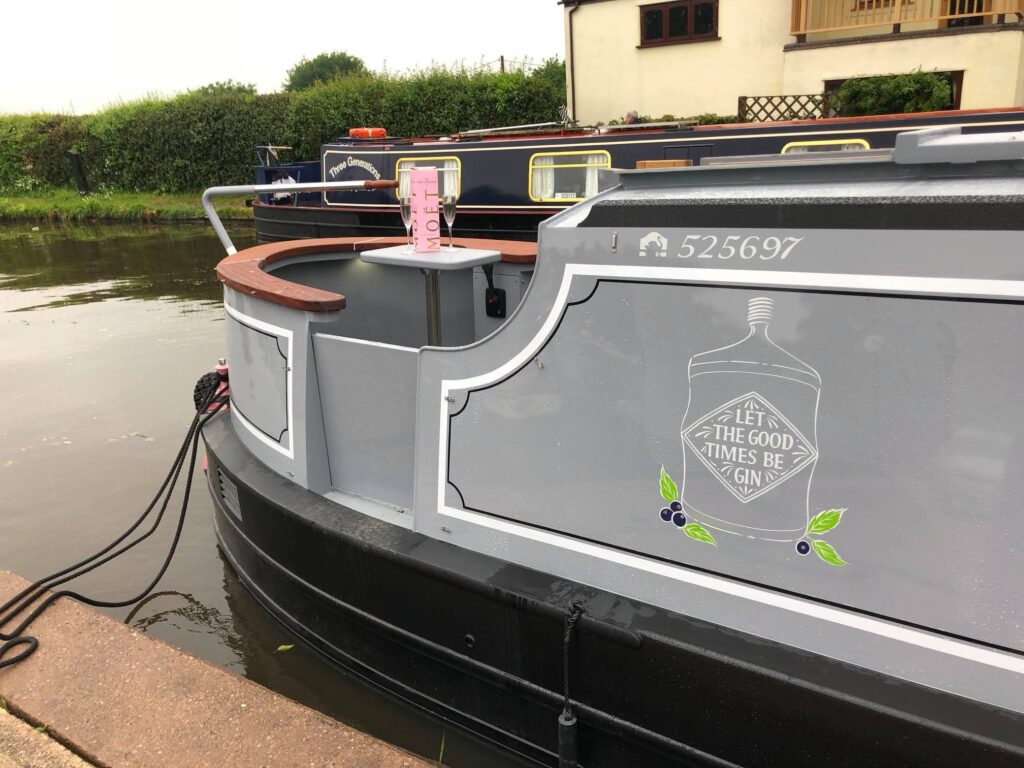 Completed Narrowboat Exterior and Paintwork by Midway Boats Group.