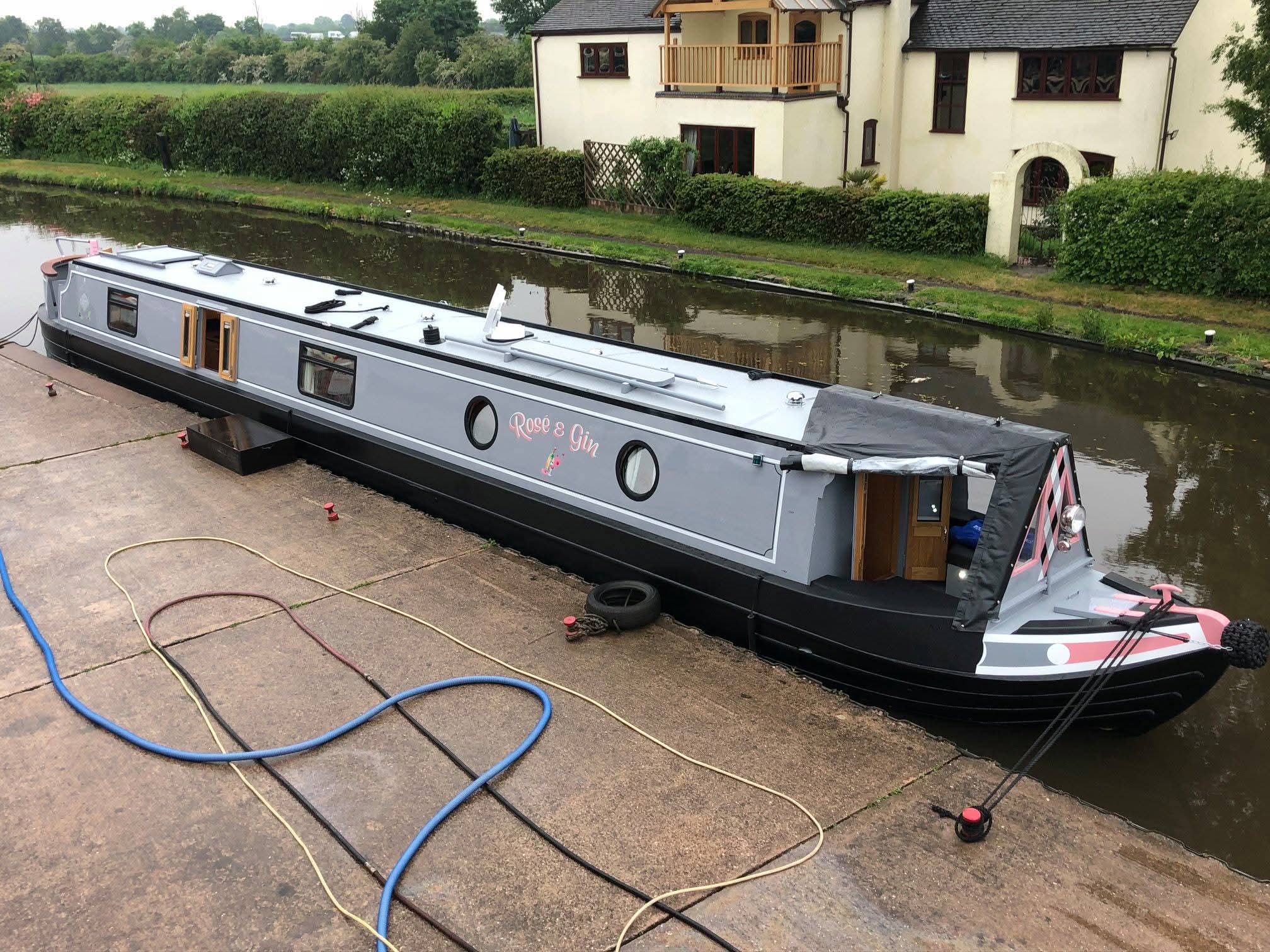 Completed Narrowboat Exterior and Paintwork by Midway Boats Group.