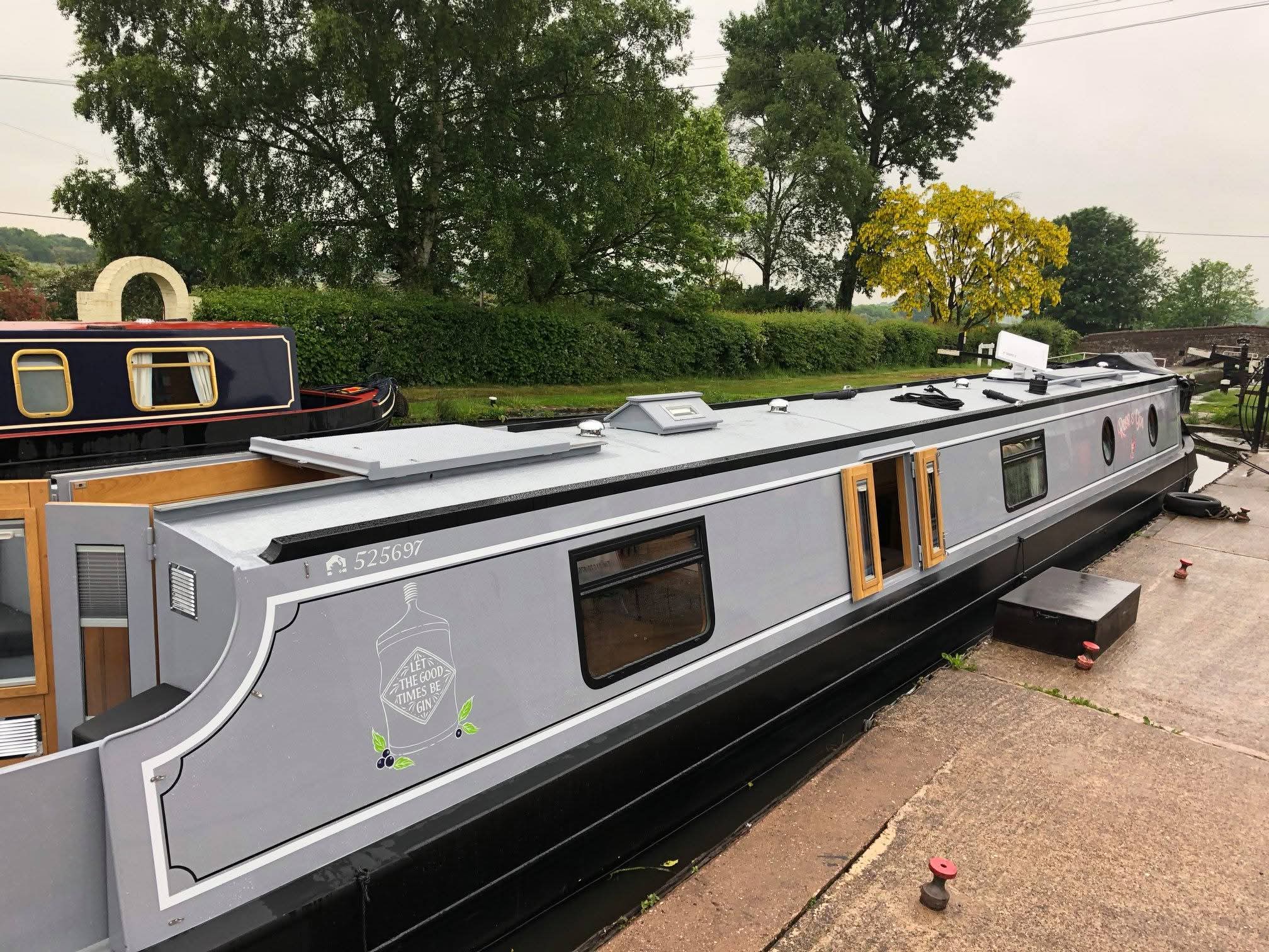 Completed Narrowboat Exterior and Paintwork by Midway Boats Group.