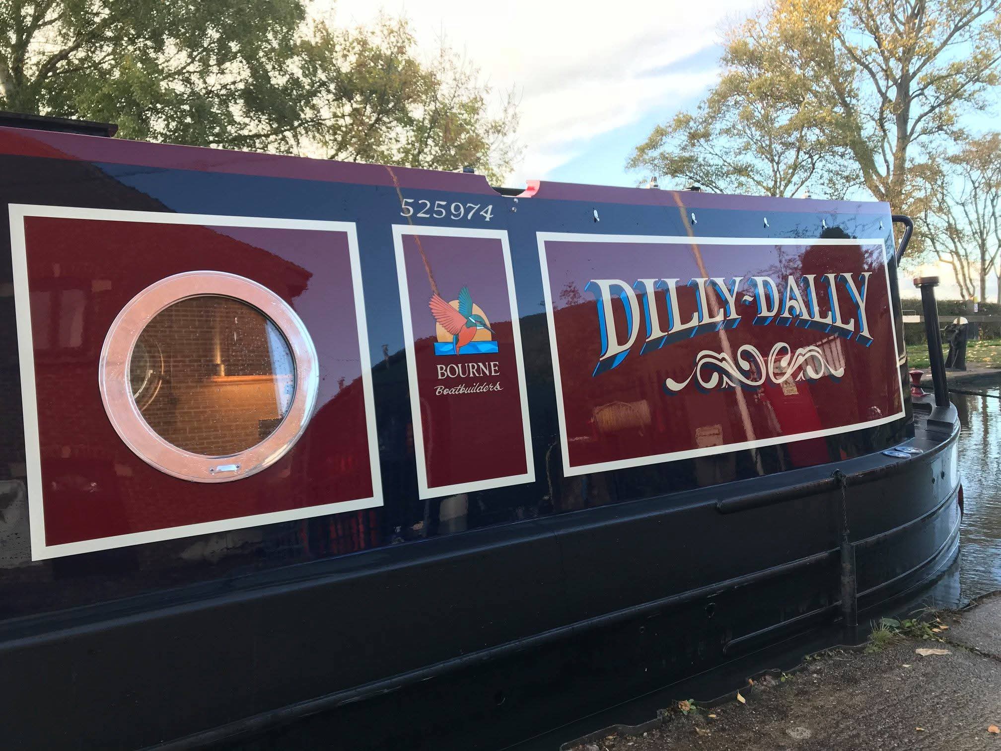 Completed Narrowboat Exterior and Paintwork by Midway Boats Group.