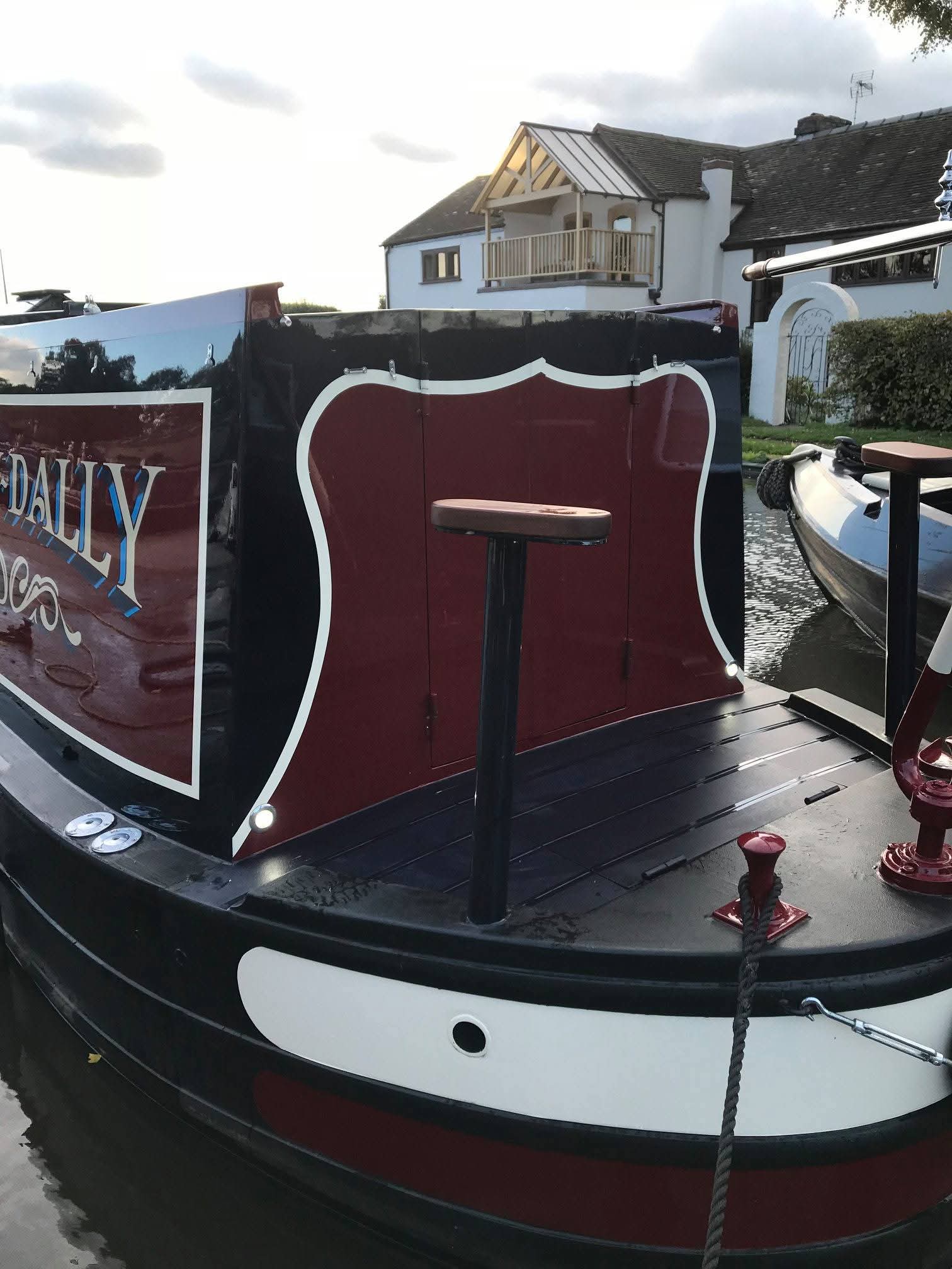 Completed Narrowboat Exterior and Paintwork by Midway Boats Group.