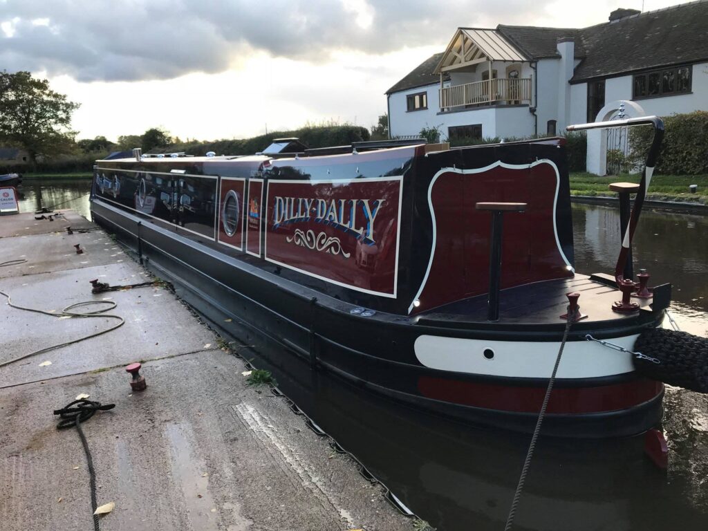 Completed Narrowboat Exterior and Paintwork by Midway Boats Group.