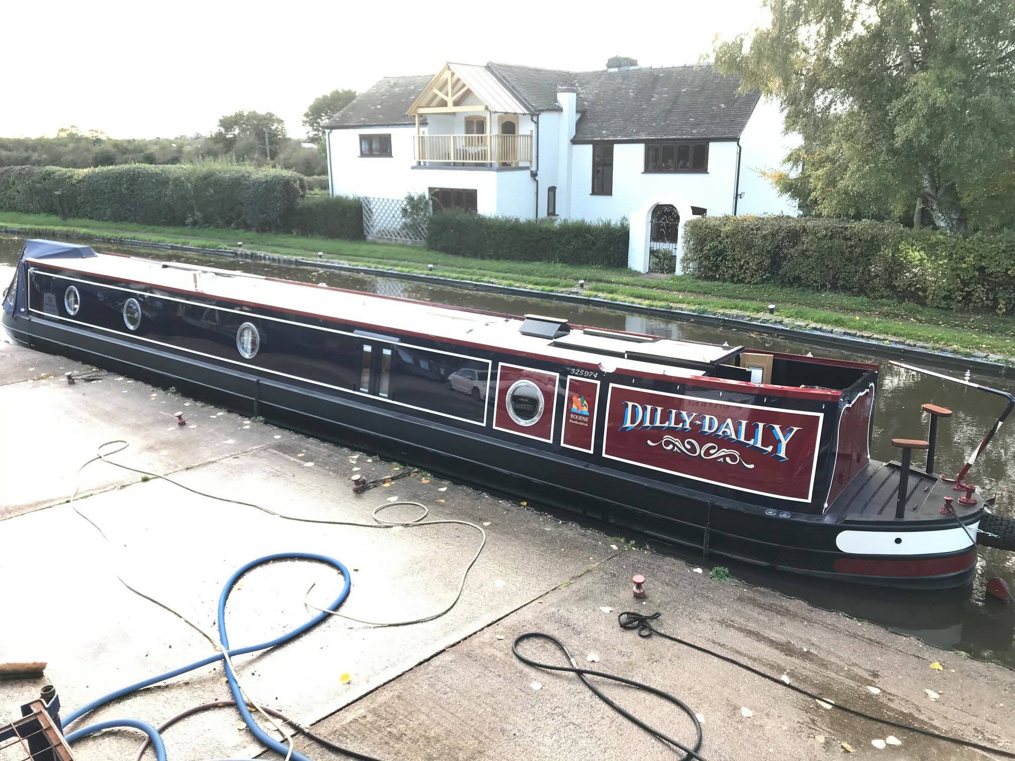 Completed Narrowboat Exterior and Paintwork by Midway Boats Group.